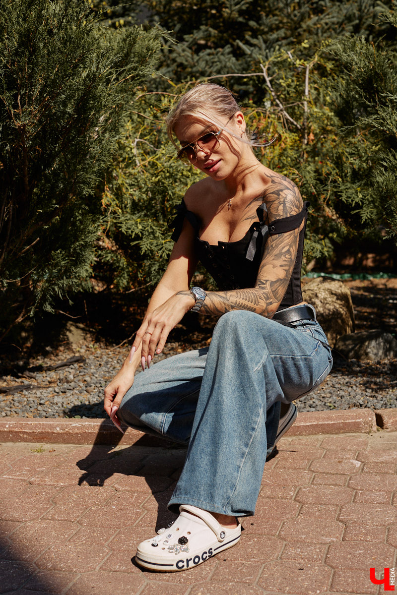 Блогерская деятельность и звездное окружение Анастасии Дмитриевой обязывают ее хорошо выглядеть. И девушка из Радужного справляется с задачей прекрасно, хотя признается: шопоголизмом не страдает. Для «Ключ-Медиа» она собрала три наряда, отражающих ее повседневный стиль.