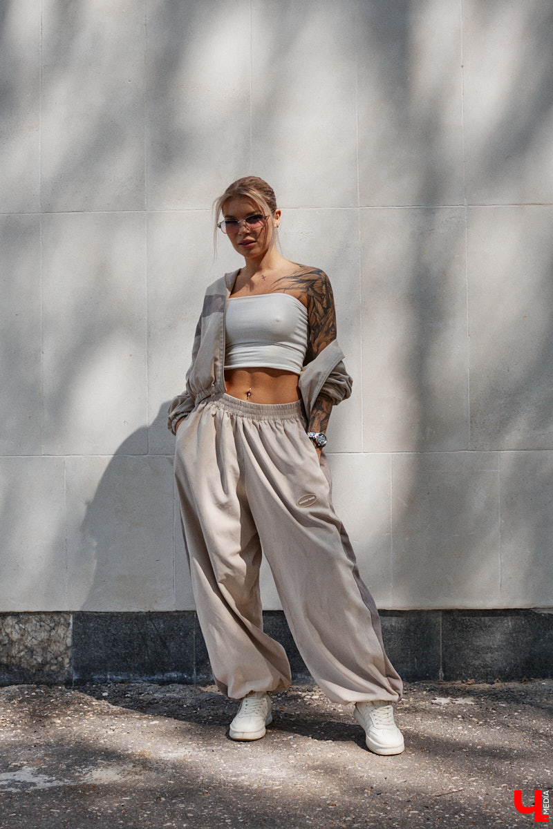 Блогерская деятельность и звездное окружение Анастасии Дмитриевой обязывают ее хорошо выглядеть. И девушка из Радужного справляется с задачей прекрасно, хотя признается: шопоголизмом не страдает. Для «Ключ-Медиа» она собрала три наряда, отражающих ее повседневный стиль.