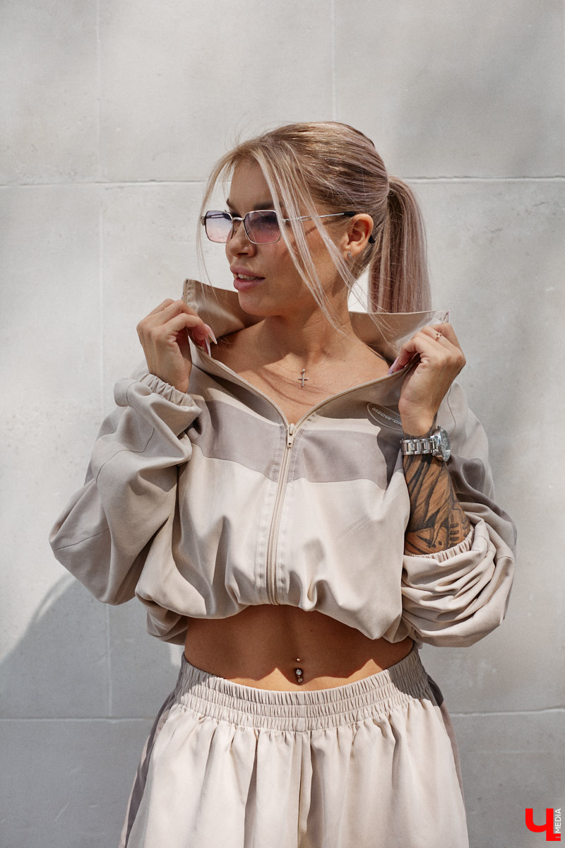 Блогерская деятельность и звездное окружение Анастасии Дмитриевой обязывают ее хорошо выглядеть. И девушка из Радужного справляется с задачей прекрасно, хотя признается: шопоголизмом не страдает. Для «Ключ-Медиа» она собрала три наряда, отражающих ее повседневный стиль.