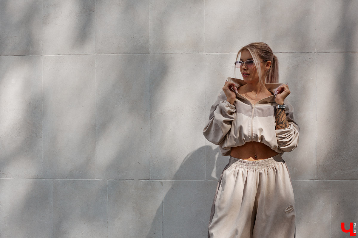 Блогерская деятельность и звездное окружение Анастасии Дмитриевой обязывают ее хорошо выглядеть. И девушка из Радужного справляется с задачей прекрасно, хотя признается: шопоголизмом не страдает. Для «Ключ-Медиа» она собрала три наряда, отражающих ее повседневный стиль.