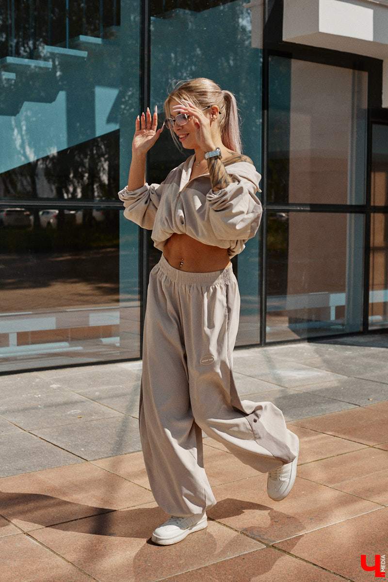 Блогерская деятельность и звездное окружение Анастасии Дмитриевой обязывают ее хорошо выглядеть. И девушка из Радужного справляется с задачей прекрасно, хотя признается: шопоголизмом не страдает. Для «Ключ-Медиа» она собрала три наряда, отражающих ее повседневный стиль.