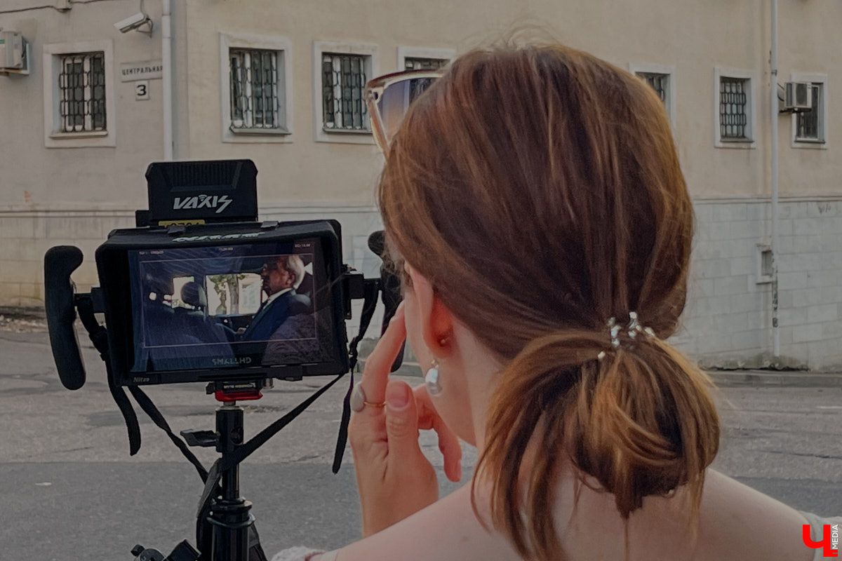 Камера, мотор и… выстрел! Такую картину наблюдала толпа владимирцев на протяжении пяти часов съемок второго сезона сериала «Дети перемен». В этот раз областная столица, а точнее ее исторический центр, понадобился для экшен-сцены. «Ключ-медиа» побывал на площадке и запечатлел самые яркие и забавные моменты рабочего процесса московских киноделов.