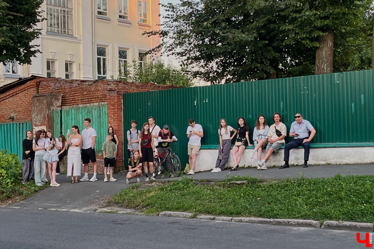 Камера, мотор и… выстрел! Такую картину наблюдала толпа владимирцев на протяжении пяти часов съемок второго сезона сериала «Дети перемен». В этот раз областная столица, а точнее ее исторический центр, понадобился для экшен-сцены. «Ключ-медиа» побывал на площадке и запечатлел самые яркие и забавные моменты рабочего процесса московских киноделов.