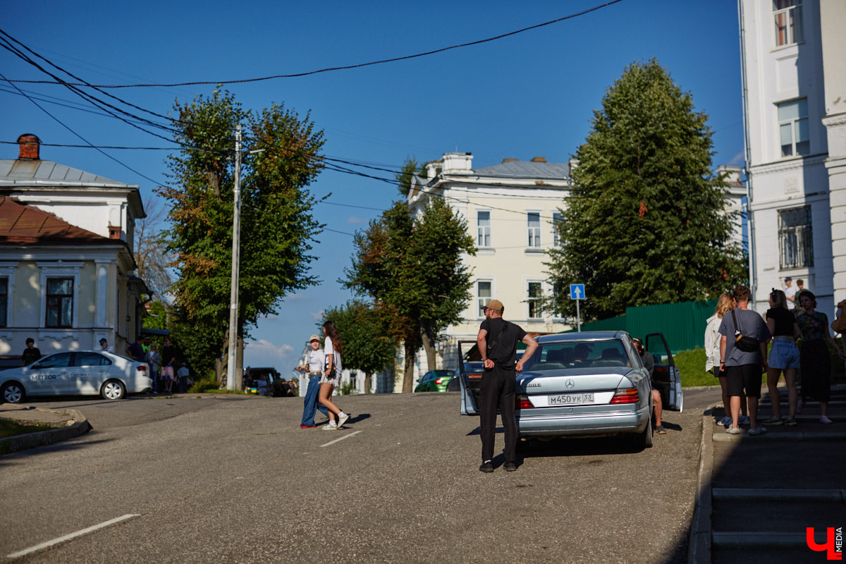 Камера, мотор и… выстрел! Такую картину наблюдала толпа владимирцев на протяжении пяти часов съемок второго сезона сериала «Дети перемен». В этот раз областная столица, а точнее ее исторический центр, понадобился для экшен-сцены. «Ключ-медиа» побывал на площадке и запечатлел самые яркие и забавные моменты рабочего процесса московских киноделов.