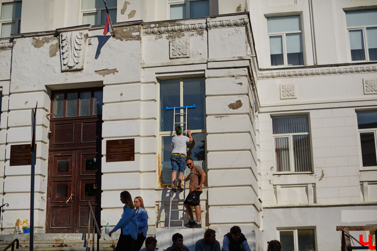 Камера, мотор и… выстрел! Такую картину наблюдала толпа владимирцев на протяжении пяти часов съемок второго сезона сериала «Дети перемен». В этот раз областная столица, а точнее ее исторический центр, понадобился для экшен-сцены. «Ключ-медиа» побывал на площадке и запечатлел самые яркие и забавные моменты рабочего процесса московских киноделов.