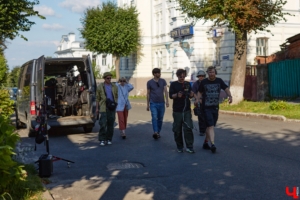 Камера, мотор и… выстрел! Такую картину наблюдала толпа владимирцев на протяжении пяти часов съемок второго сезона сериала «Дети перемен». В этот раз областная столица, а точнее ее исторический центр, понадобился для экшен-сцены. «Ключ-медиа» побывал на площадке и запечатлел самые яркие и забавные моменты рабочего процесса московских киноделов.