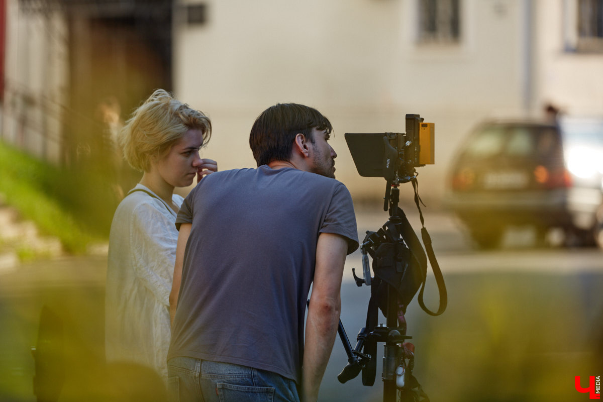 Камера, мотор и… выстрел! Такую картину наблюдала толпа владимирцев на протяжении пяти часов съемок второго сезона сериала «Дети перемен». В этот раз областная столица, а точнее ее исторический центр, понадобился для экшен-сцены. «Ключ-медиа» побывал на площадке и запечатлел самые яркие и забавные моменты рабочего процесса московских киноделов.