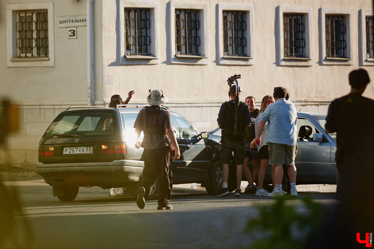 Камера, мотор и… выстрел! Такую картину наблюдала толпа владимирцев на протяжении пяти часов съемок второго сезона сериала «Дети перемен». В этот раз областная столица, а точнее ее исторический центр, понадобился для экшен-сцены. «Ключ-медиа» побывал на площадке и запечатлел самые яркие и забавные моменты рабочего процесса московских киноделов.