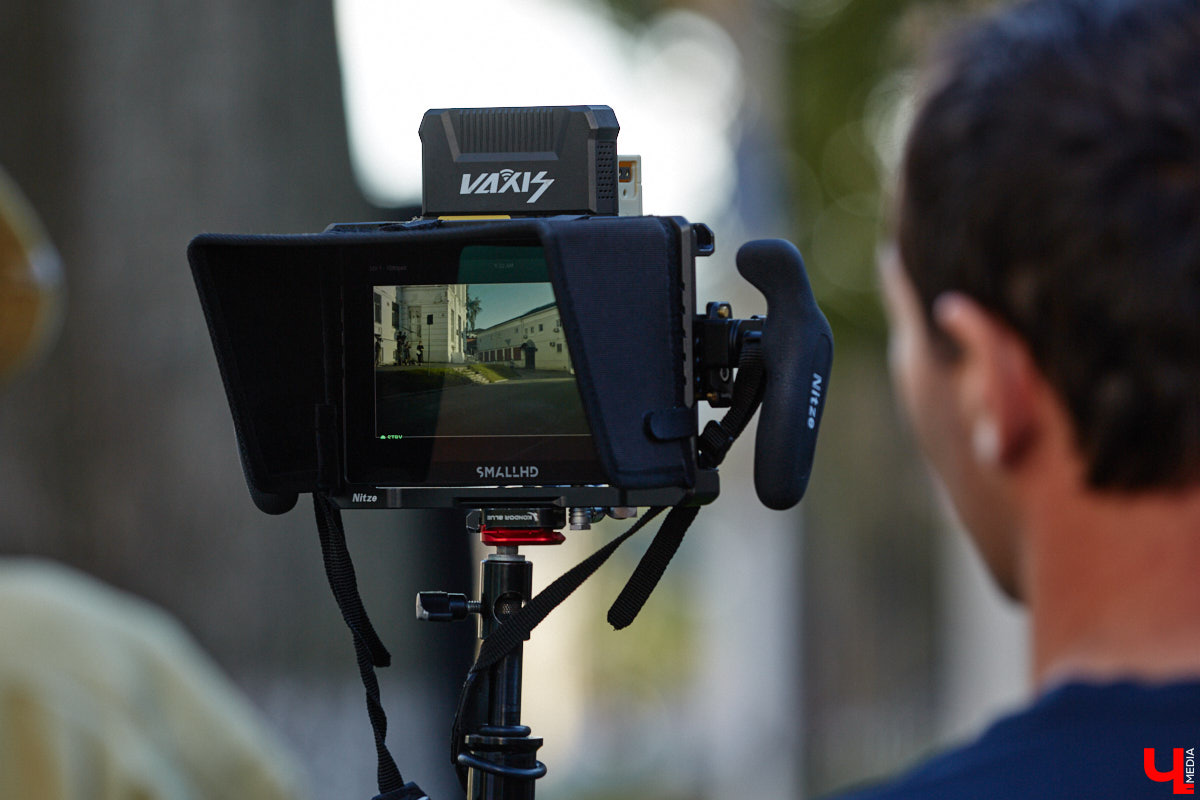 Камера, мотор и… выстрел! Такую картину наблюдала толпа владимирцев на протяжении пяти часов съемок второго сезона сериала «Дети перемен». В этот раз областная столица, а точнее ее исторический центр, понадобился для экшен-сцены. «Ключ-медиа» побывал на площадке и запечатлел самые яркие и забавные моменты рабочего процесса московских киноделов.