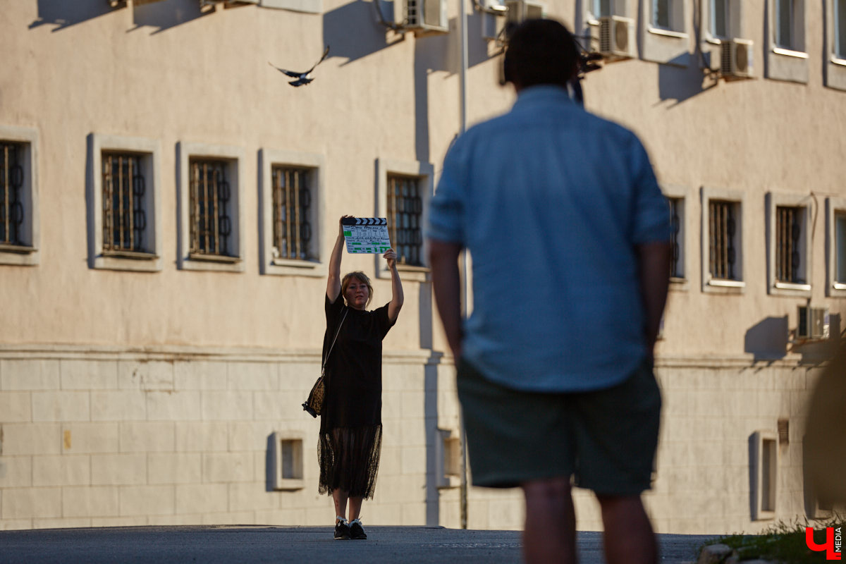 Камера, мотор и… выстрел! Такую картину наблюдала толпа владимирцев на протяжении пяти часов съемок второго сезона сериала «Дети перемен». В этот раз областная столица, а точнее ее исторический центр, понадобился для экшен-сцены. «Ключ-медиа» побывал на площадке и запечатлел самые яркие и забавные моменты рабочего процесса московских киноделов.