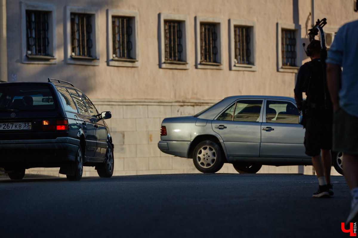 Камера, мотор и… выстрел! Такую картину наблюдала толпа владимирцев на протяжении пяти часов съемок второго сезона сериала «Дети перемен». В этот раз областная столица, а точнее ее исторический центр, понадобился для экшен-сцены. «Ключ-медиа» побывал на площадке и запечатлел самые яркие и забавные моменты рабочего процесса московских киноделов.