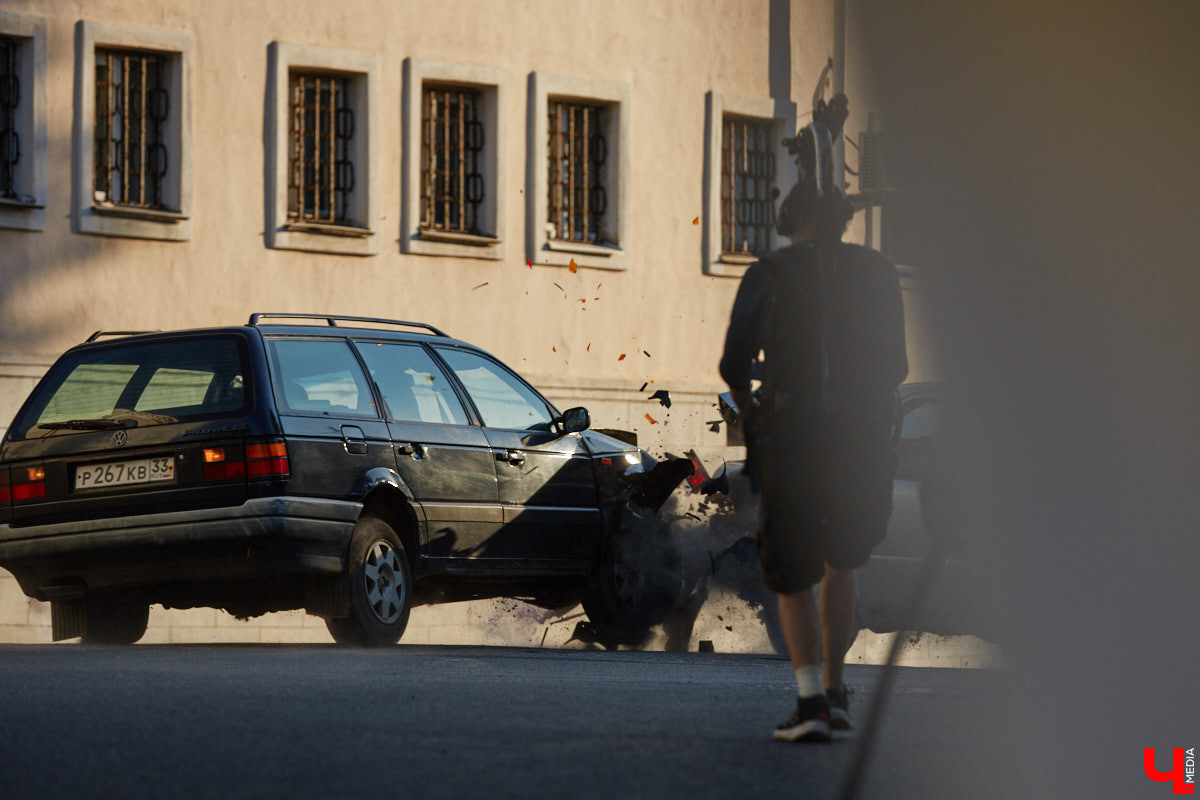 Камера, мотор и… выстрел! Такую картину наблюдала толпа владимирцев на протяжении пяти часов съемок второго сезона сериала «Дети перемен». В этот раз областная столица, а точнее ее исторический центр, понадобился для экшен-сцены. «Ключ-медиа» побывал на площадке и запечатлел самые яркие и забавные моменты рабочего процесса московских киноделов.