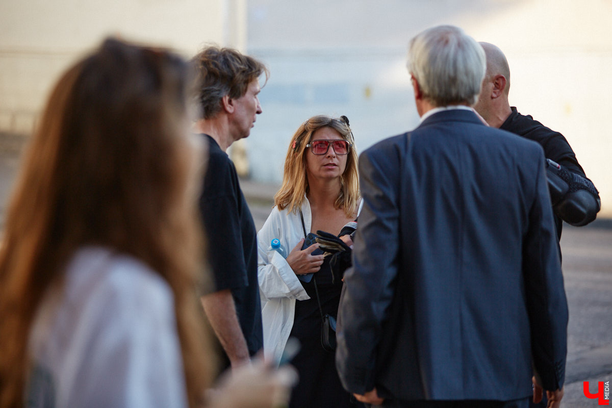 Камера, мотор и… выстрел! Такую картину наблюдала толпа владимирцев на протяжении пяти часов съемок второго сезона сериала «Дети перемен». В этот раз областная столица, а точнее ее исторический центр, понадобился для экшен-сцены. «Ключ-медиа» побывал на площадке и запечатлел самые яркие и забавные моменты рабочего процесса московских киноделов.