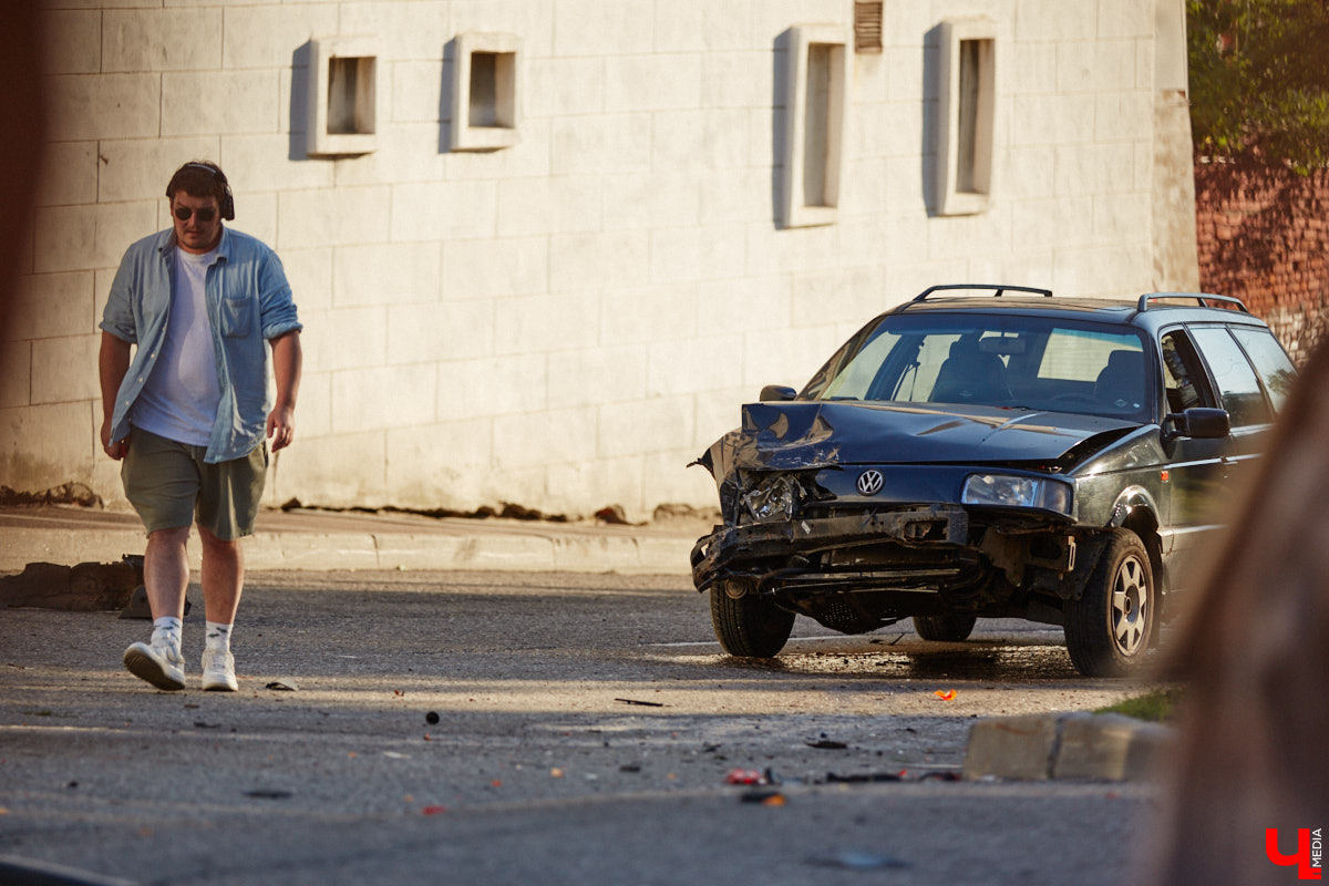 Камера, мотор и… выстрел! Такую картину наблюдала толпа владимирцев на протяжении пяти часов съемок второго сезона сериала «Дети перемен». В этот раз областная столица, а точнее ее исторический центр, понадобился для экшен-сцены. «Ключ-медиа» побывал на площадке и запечатлел самые яркие и забавные моменты рабочего процесса московских киноделов.