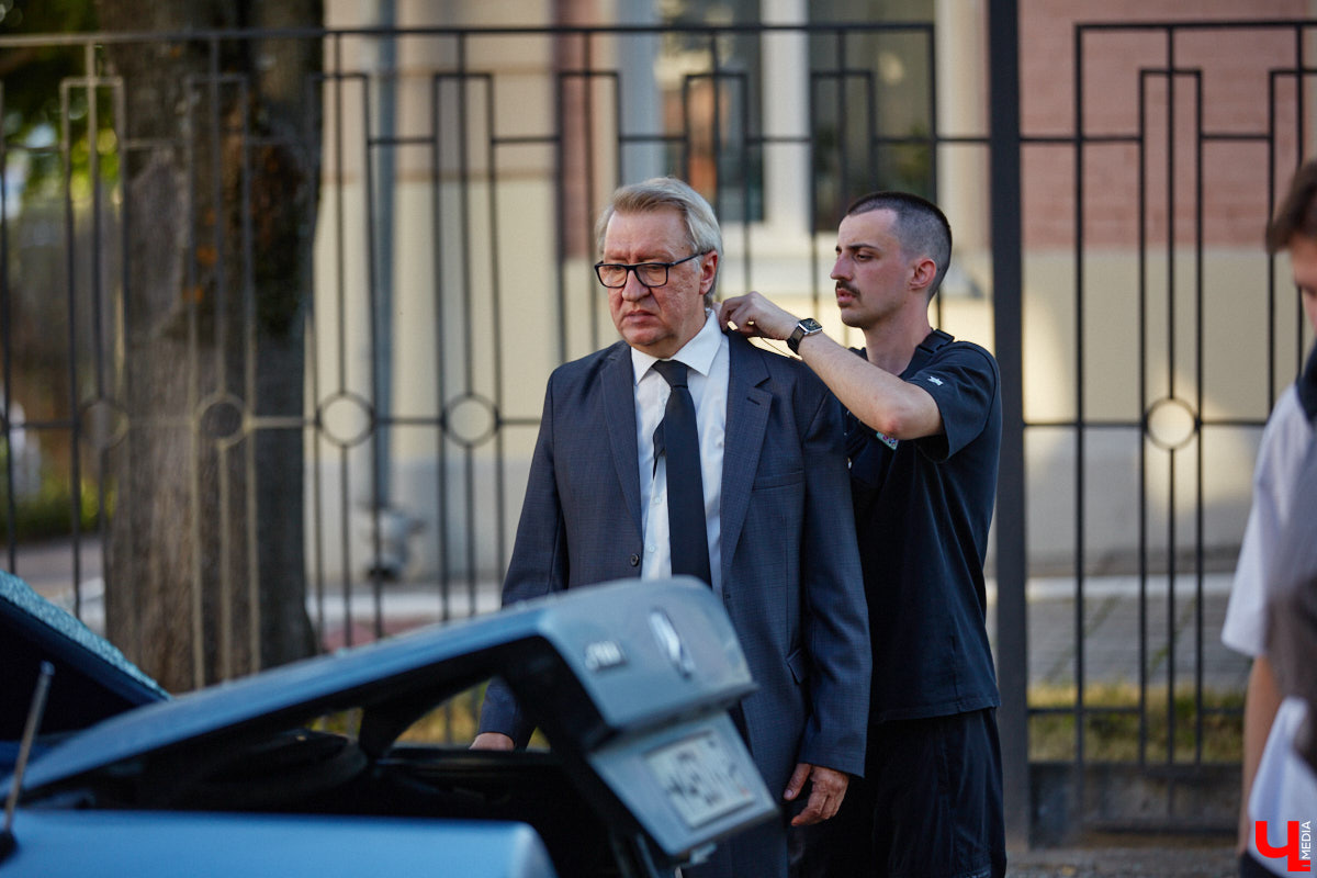 Камера, мотор и… выстрел! Такую картину наблюдала толпа владимирцев на протяжении пяти часов съемок второго сезона сериала «Дети перемен». В этот раз областная столица, а точнее ее исторический центр, понадобился для экшен-сцены. «Ключ-медиа» побывал на площадке и запечатлел самые яркие и забавные моменты рабочего процесса московских киноделов.