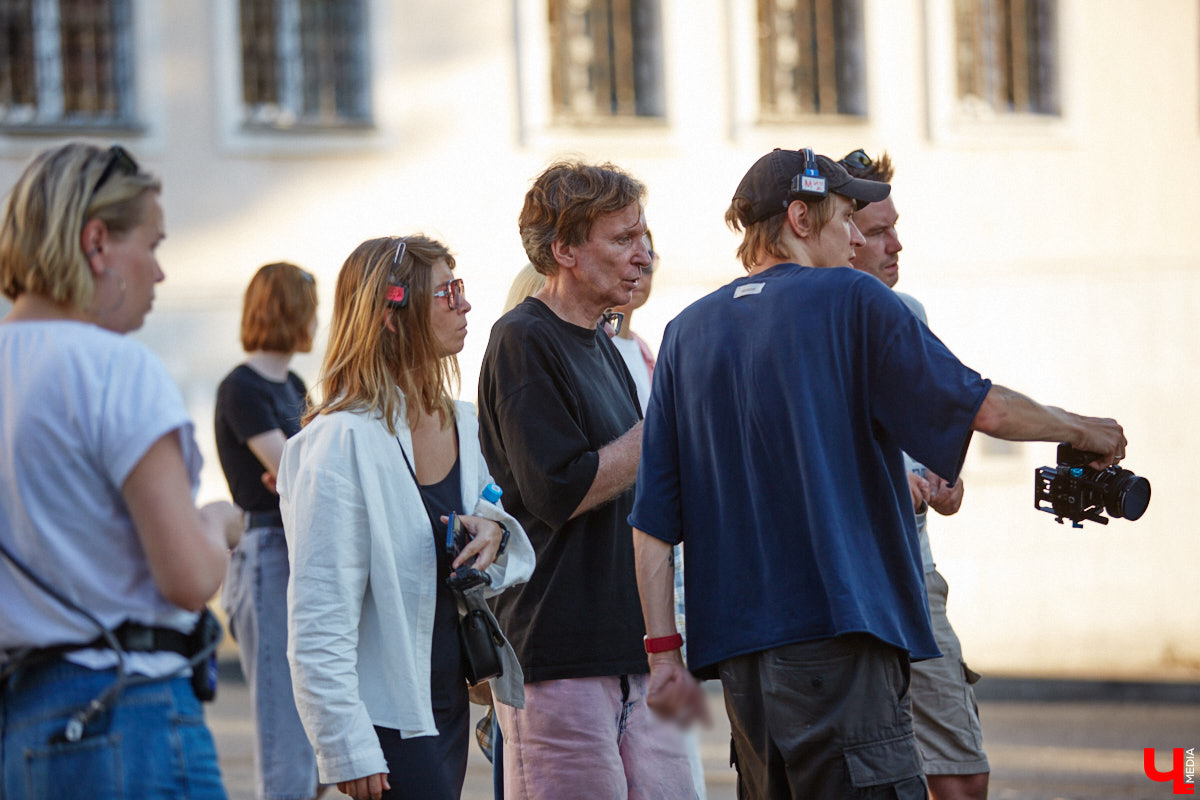 Камера, мотор и… выстрел! Такую картину наблюдала толпа владимирцев на протяжении пяти часов съемок второго сезона сериала «Дети перемен». В этот раз областная столица, а точнее ее исторический центр, понадобился для экшен-сцены. «Ключ-медиа» побывал на площадке и запечатлел самые яркие и забавные моменты рабочего процесса московских киноделов.