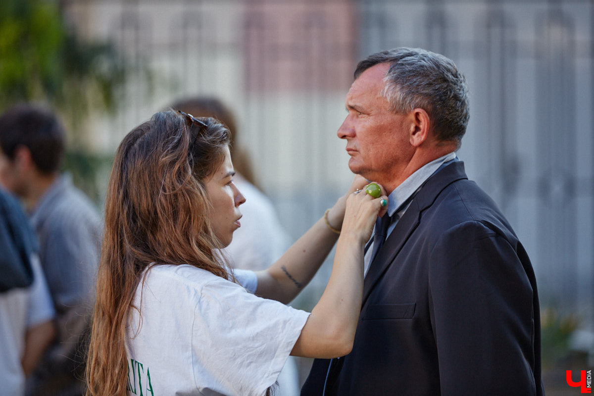 Камера, мотор и… выстрел! Такую картину наблюдала толпа владимирцев на протяжении пяти часов съемок второго сезона сериала «Дети перемен». В этот раз областная столица, а точнее ее исторический центр, понадобился для экшен-сцены. «Ключ-медиа» побывал на площадке и запечатлел самые яркие и забавные моменты рабочего процесса московских киноделов.