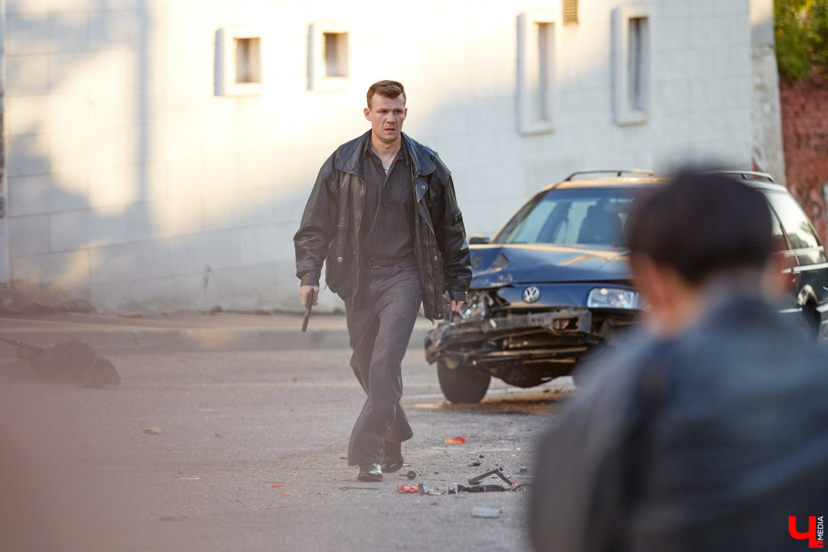 Камера, мотор и… выстрел! Такую картину наблюдала толпа владимирцев на протяжении пяти часов съемок второго сезона сериала «Дети перемен». В этот раз областная столица, а точнее ее исторический центр, понадобился для экшен-сцены. «Ключ-медиа» побывал на площадке и запечатлел самые яркие и забавные моменты рабочего процесса московских киноделов.