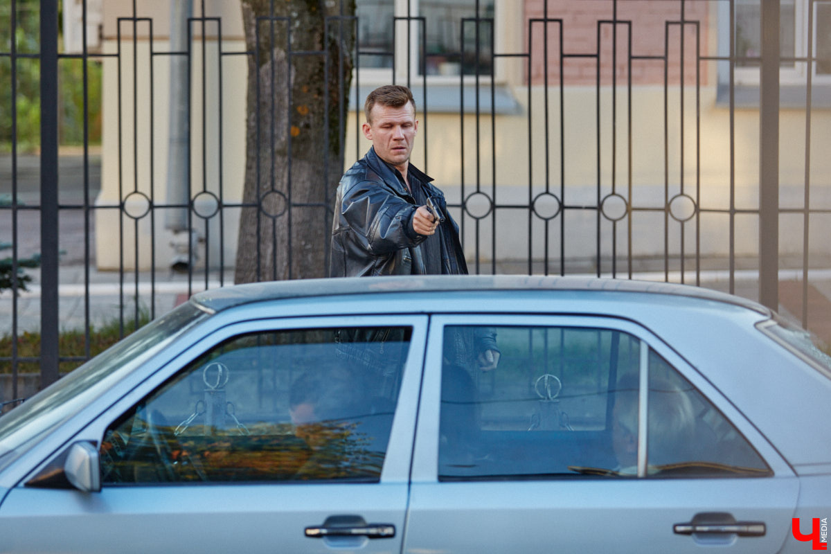 Камера, мотор и… выстрел! Такую картину наблюдала толпа владимирцев на протяжении пяти часов съемок второго сезона сериала «Дети перемен». В этот раз областная столица, а точнее ее исторический центр, понадобился для экшен-сцены. «Ключ-медиа» побывал на площадке и запечатлел самые яркие и забавные моменты рабочего процесса московских киноделов.