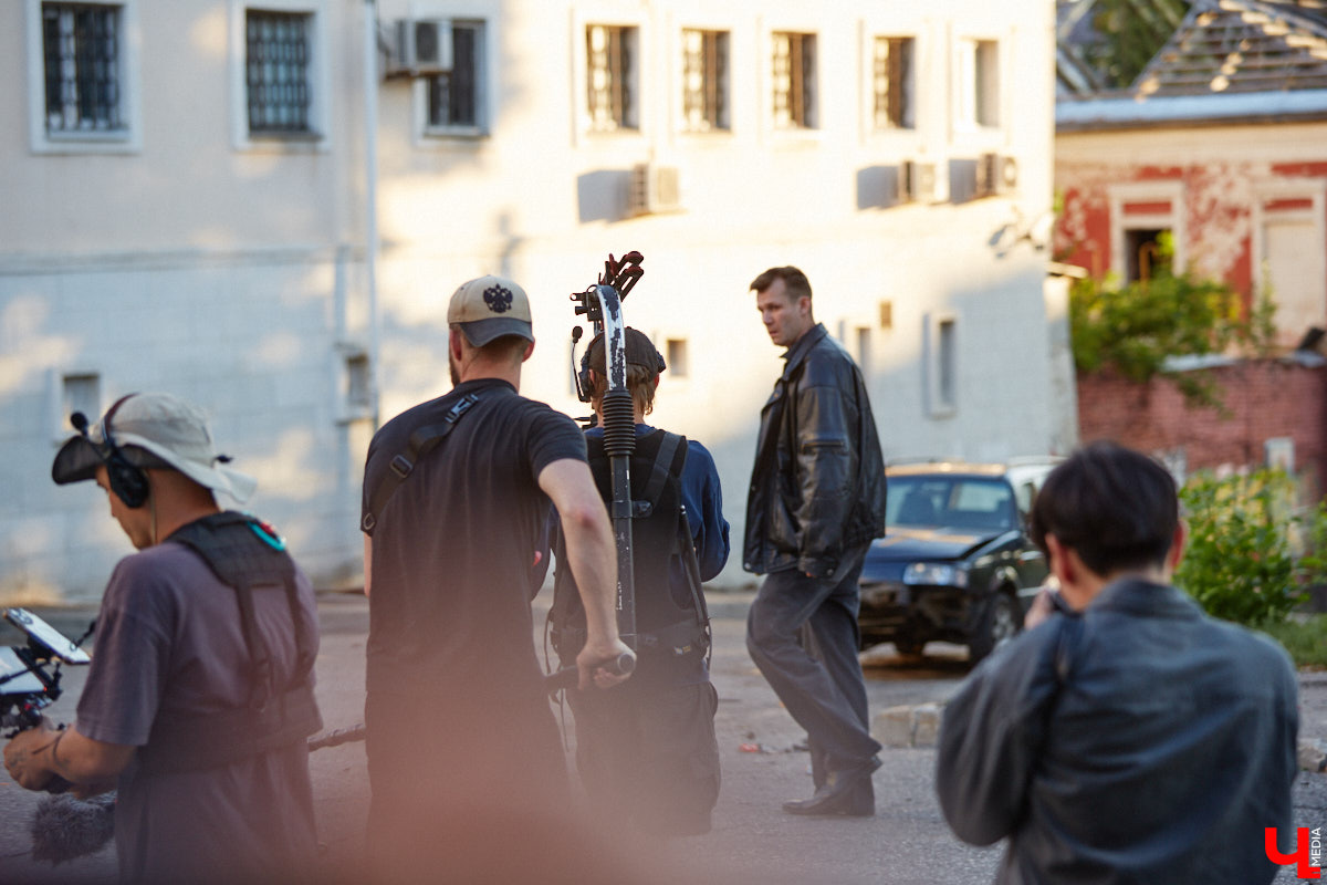 Камера, мотор и… выстрел! Такую картину наблюдала толпа владимирцев на протяжении пяти часов съемок второго сезона сериала «Дети перемен». В этот раз областная столица, а точнее ее исторический центр, понадобился для экшен-сцены. «Ключ-медиа» побывал на площадке и запечатлел самые яркие и забавные моменты рабочего процесса московских киноделов.