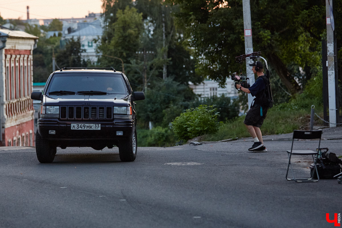 Камера, мотор и… выстрел! Такую картину наблюдала толпа владимирцев на протяжении пяти часов съемок второго сезона сериала «Дети перемен». В этот раз областная столица, а точнее ее исторический центр, понадобился для экшен-сцены. «Ключ-медиа» побывал на площадке и запечатлел самые яркие и забавные моменты рабочего процесса московских киноделов.