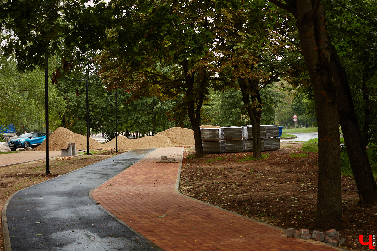 Во Владимире продолжается благоустройство бульвара Художника Иванова. Проект несколько раз трансформировался, но этой весной его наконец начали воплощать в жизнь. И первые изменения уже можно увидеть своими глазами.