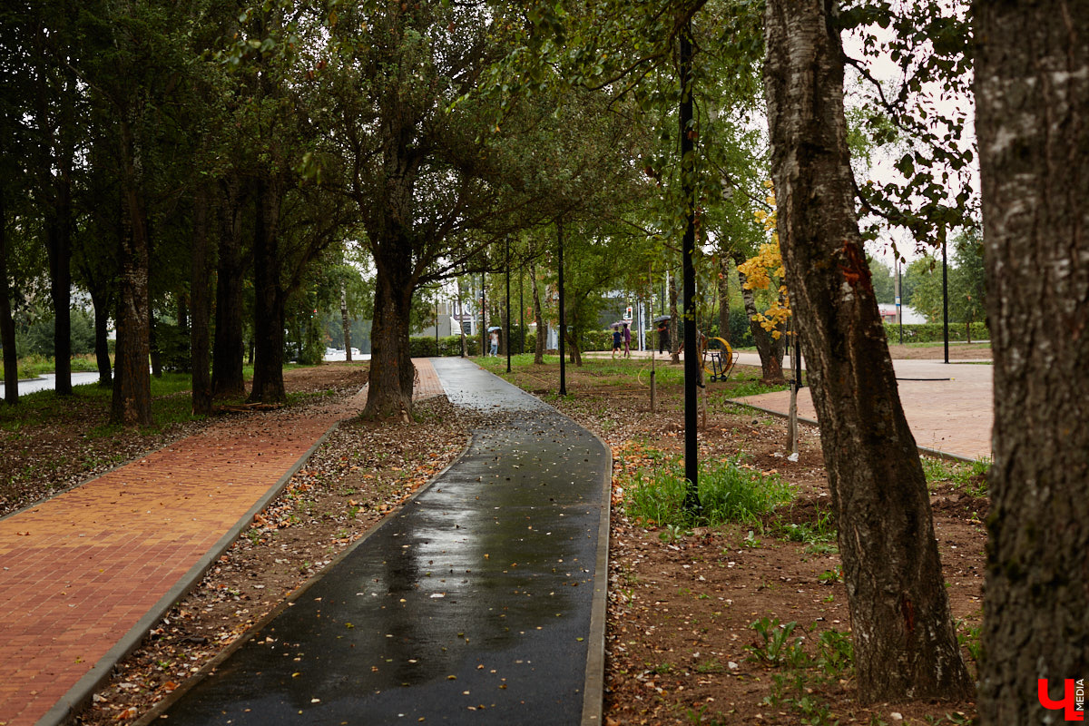 Во Владимире продолжается благоустройство бульвара Художника Иванова. Проект несколько раз трансформировался, но этой весной его наконец начали воплощать в жизнь. И первые изменения уже можно увидеть своими глазами.