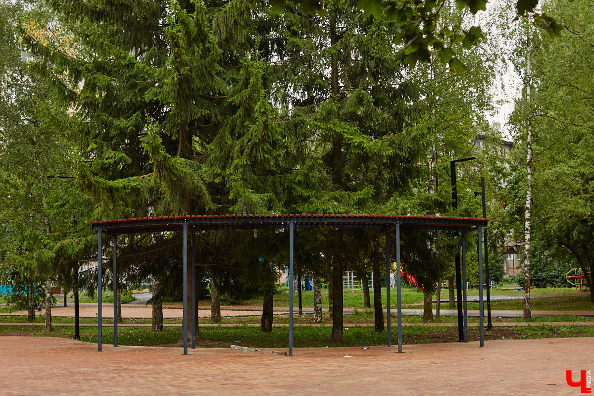 Во Владимире продолжается благоустройство бульвара Художника Иванова. Проект несколько раз трансформировался, но этой весной его наконец начали воплощать в жизнь. И первые изменения уже можно увидеть своими глазами.