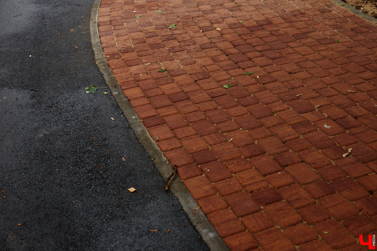 Во Владимире продолжается благоустройство бульвара Художника Иванова. Проект несколько раз трансформировался, но этой весной его наконец начали воплощать в жизнь. И первые изменения уже можно увидеть своими глазами.