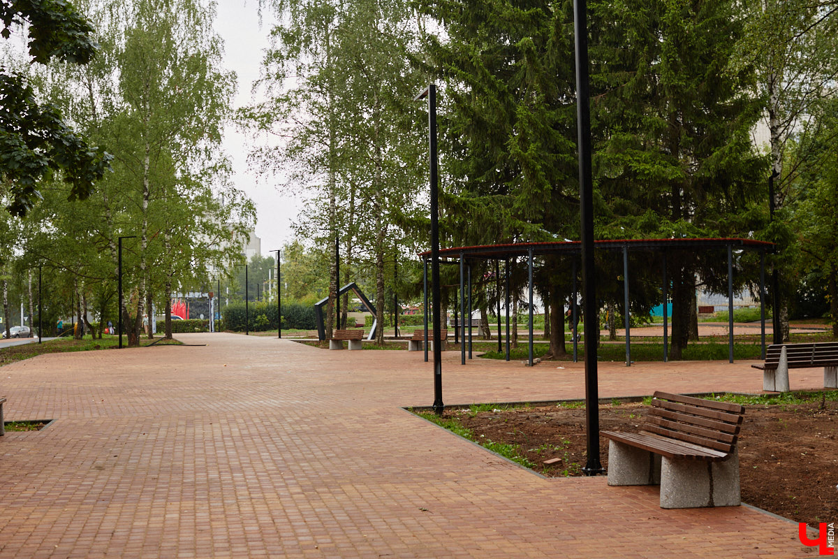 Во Владимире продолжается благоустройство бульвара Художника Иванова. Проект несколько раз трансформировался, но этой весной его наконец начали воплощать в жизнь. И первые изменения уже можно увидеть своими глазами.