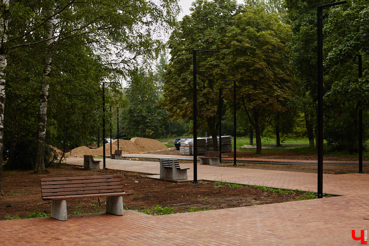 Во Владимире продолжается благоустройство бульвара Художника Иванова. Проект несколько раз трансформировался, но этой весной его наконец начали воплощать в жизнь. И первые изменения уже можно увидеть своими глазами.