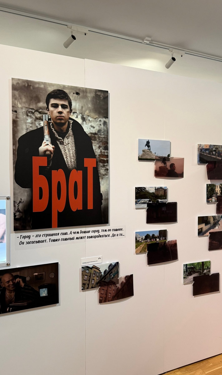 Приключения бандитов из девяностых в Нижнем Новгороде стали важной частью культуры нулевых. Пройти по следам героев фильма «Жмурки» решил владимирец Александр Пронин, на счету которого уже есть маршруты из дилогии про Данилу Багрова. Проект показывает, как за 20 лет изменились знаменитые кинолокации.