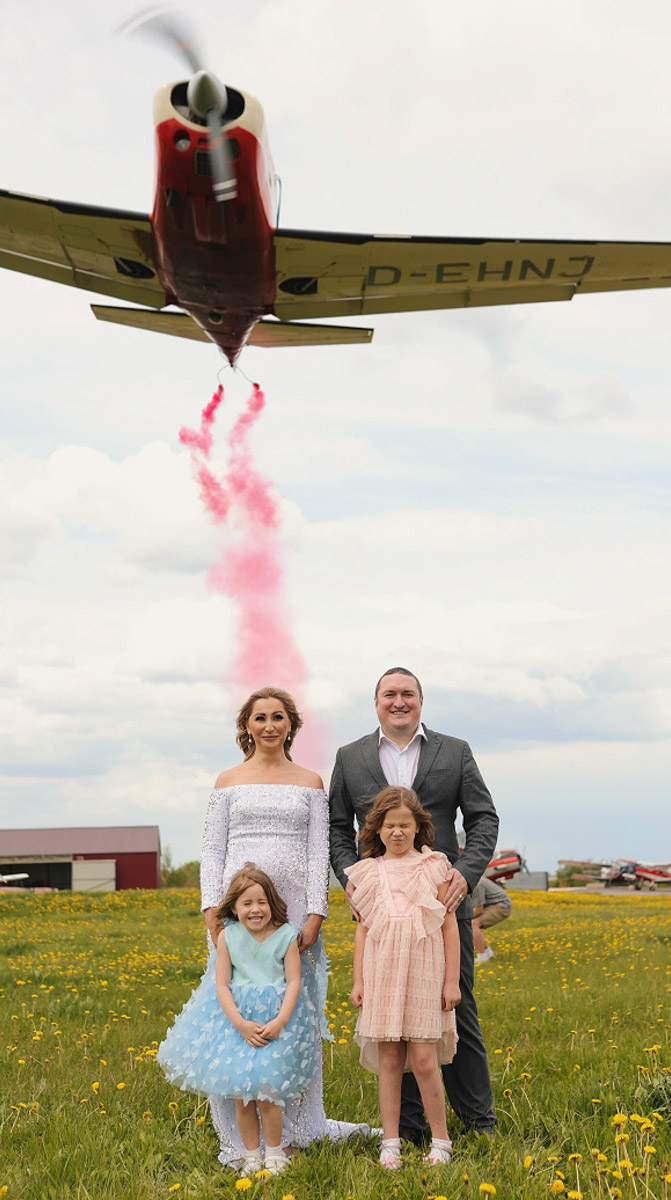 Новость о появлении ребенка заставляет родителей летать от счастья. Видимо, поэтому Анна Яхаева из Гусь-Хрустального и ее муж решили провести небесное гендер-пати. Кто-то узнаёт пол будущего ребенка, разрезая торт с соответствующей начинкой, наши же герои в преддверии радостного события устроили шоу под облаками.