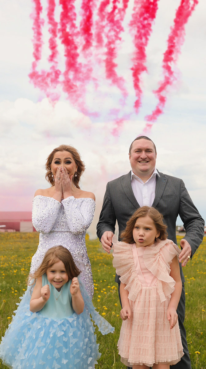 Новость о появлении ребенка заставляет родителей летать от счастья. Видимо, поэтому Анна Яхаева из Гусь-Хрустального и ее муж решили провести небесное гендер-пати. Кто-то узнаёт пол будущего ребенка, разрезая торт с соответствующей начинкой, наши же герои в преддверии радостного события устроили шоу под облаками.