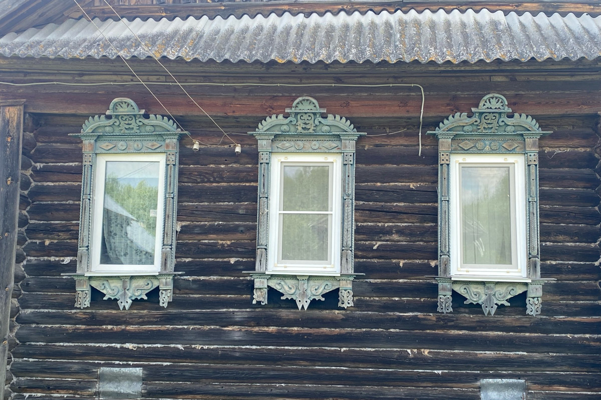 Семенов Нижегородской области     — удивительный русский город с     французской планировкой улиц, затерянный в     заповедных лесах. Он     встречает гостей сказочной хохломой и     дружелюбной матрешкой. Вот уж     действительно край контрастов! С     середины XVII века там скрывались тысячи людей, несогласных с     церковной реформой патриарха Никона. Община староверов сильна и     сегодня. Все самые интересные детали     — в     новом туре выходного дня!