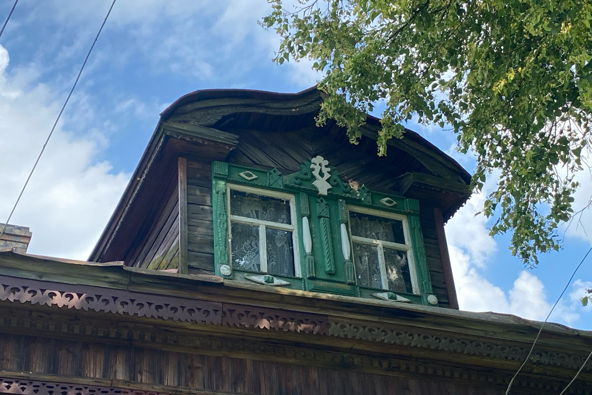 Семенов Нижегородской области     — удивительный русский город с     французской планировкой улиц, затерянный в     заповедных лесах. Он     встречает гостей сказочной хохломой и     дружелюбной матрешкой. Вот уж     действительно край контрастов! С     середины XVII века там скрывались тысячи людей, несогласных с     церковной реформой патриарха Никона. Община староверов сильна и     сегодня. Все самые интересные детали     — в     новом туре выходного дня!