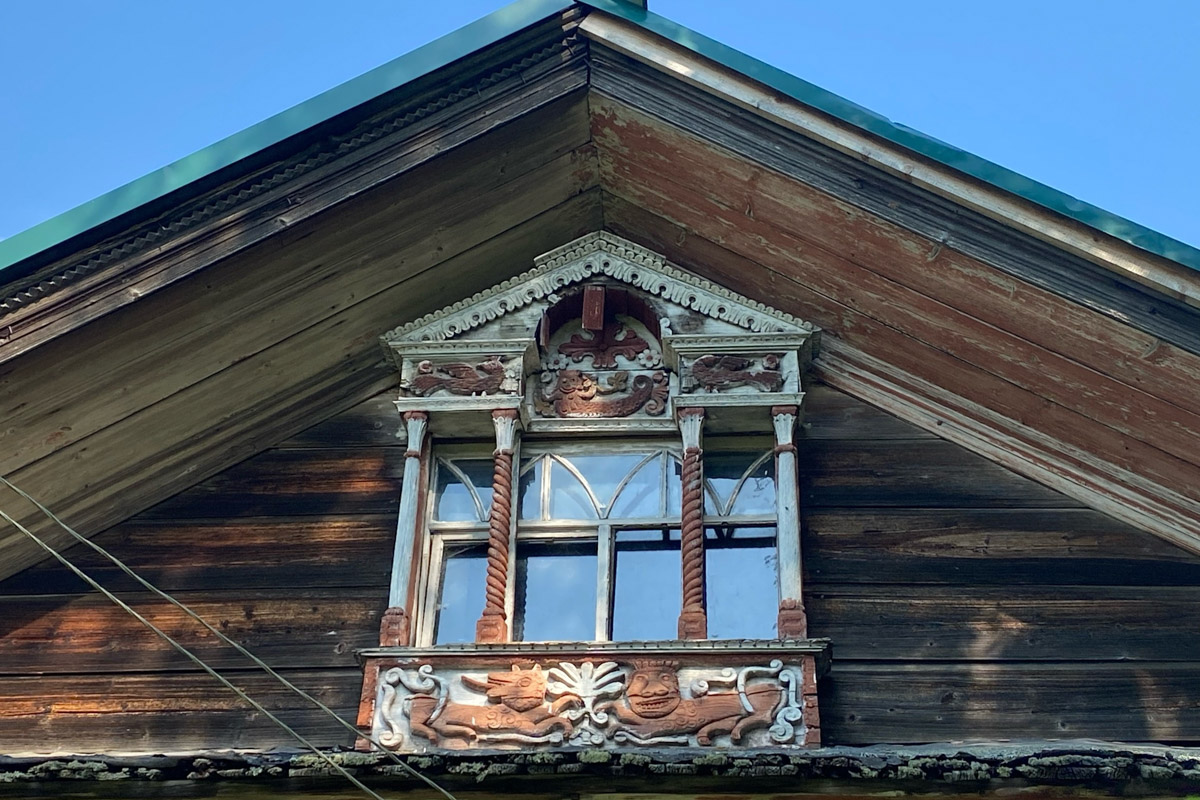 Семенов Нижегородской области     — удивительный русский город с     французской планировкой улиц, затерянный в     заповедных лесах. Он     встречает гостей сказочной хохломой и     дружелюбной матрешкой. Вот уж     действительно край контрастов! С     середины XVII века там скрывались тысячи людей, несогласных с     церковной реформой патриарха Никона. Община староверов сильна и     сегодня. Все самые интересные детали     — в     новом туре выходного дня!