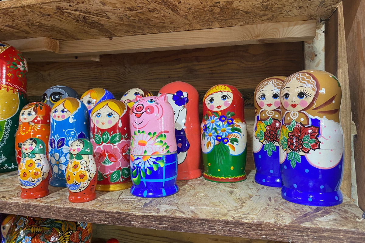 Семенов Нижегородской области     — удивительный русский город с     французской планировкой улиц, затерянный в     заповедных лесах. Он     встречает гостей сказочной хохломой и     дружелюбной матрешкой. Вот уж     действительно край контрастов! С     середины XVII века там скрывались тысячи людей, несогласных с     церковной реформой патриарха Никона. Община староверов сильна и     сегодня. Все самые интересные детали     — в     новом туре выходного дня!