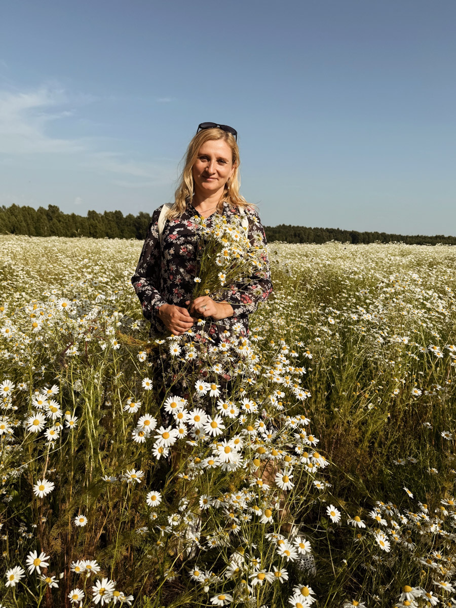 Семенов Нижегородской области     — удивительный русский город с     французской планировкой улиц, затерянный в     заповедных лесах. Он     встречает гостей сказочной хохломой и     дружелюбной матрешкой. Вот уж     действительно край контрастов! С     середины XVII века там скрывались тысячи людей, несогласных с     церковной реформой патриарха Никона. Община староверов сильна и     сегодня. Все самые интересные детали     — в     новом туре выходного дня!