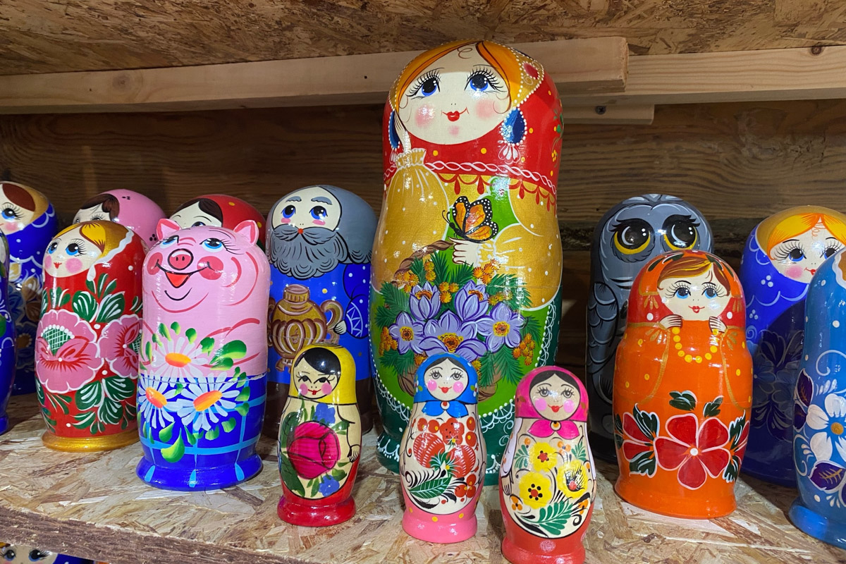 Семенов Нижегородской области     — удивительный русский город с     французской планировкой улиц, затерянный в     заповедных лесах. Он     встречает гостей сказочной хохломой и     дружелюбной матрешкой. Вот уж     действительно край контрастов! С     середины XVII века там скрывались тысячи людей, несогласных с     церковной реформой патриарха Никона. Община староверов сильна и     сегодня. Все самые интересные детали     — в     новом туре выходного дня!