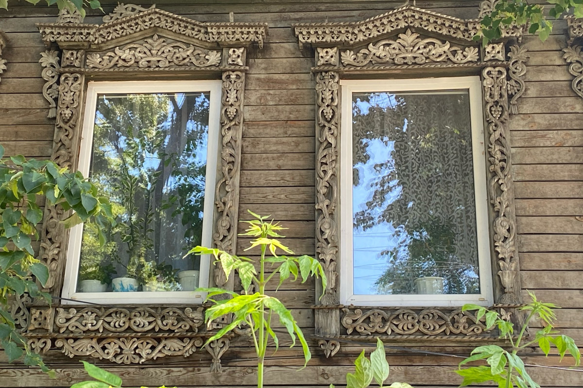 Семенов Нижегородской области     — удивительный русский город с     французской планировкой улиц, затерянный в     заповедных лесах. Он     встречает гостей сказочной хохломой и     дружелюбной матрешкой. Вот уж     действительно край контрастов! С     середины XVII века там скрывались тысячи людей, несогласных с     церковной реформой патриарха Никона. Община староверов сильна и     сегодня. Все самые интересные детали     — в     новом туре выходного дня!