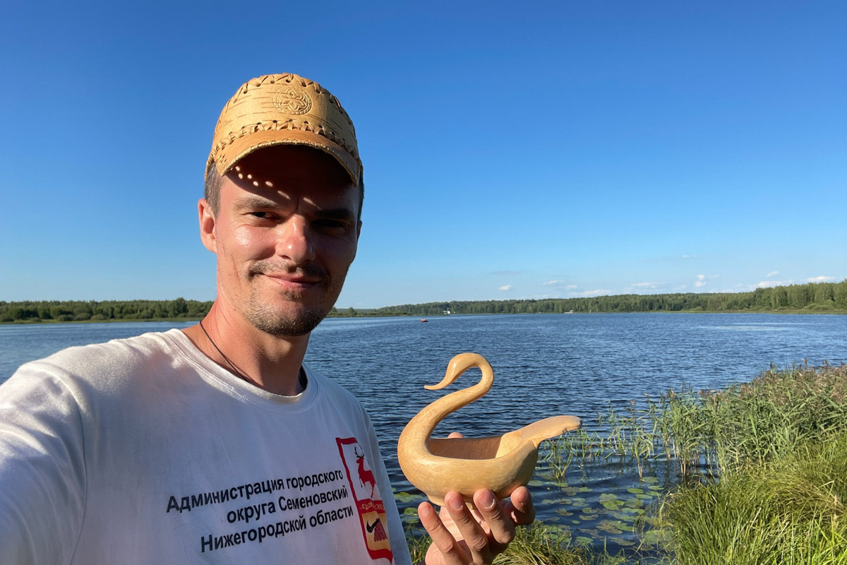 Семенов Нижегородской области     — удивительный русский город с     французской планировкой улиц, затерянный в     заповедных лесах. Он     встречает гостей сказочной хохломой и     дружелюбной матрешкой. Вот уж     действительно край контрастов! С     середины XVII века там скрывались тысячи людей, несогласных с     церковной реформой патриарха Никона. Община староверов сильна и     сегодня. Все самые интересные детали     — в     новом туре выходного дня!