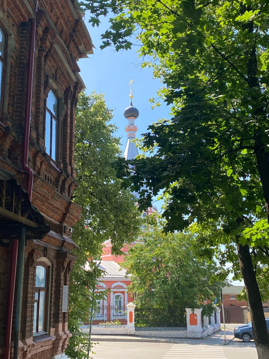 Семенов Нижегородской области     — удивительный русский город с     французской планировкой улиц, затерянный в     заповедных лесах. Он     встречает гостей сказочной хохломой и     дружелюбной матрешкой. Вот уж     действительно край контрастов! С     середины XVII века там скрывались тысячи людей, несогласных с     церковной реформой патриарха Никона. Община староверов сильна и     сегодня. Все самые интересные детали     — в     новом туре выходного дня!