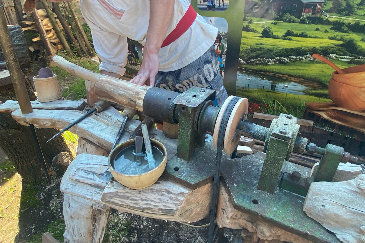 Семенов Нижегородской области     — удивительный русский город с     французской планировкой улиц, затерянный в     заповедных лесах. Он     встречает гостей сказочной хохломой и     дружелюбной матрешкой. Вот уж     действительно край контрастов! С     середины XVII века там скрывались тысячи людей, несогласных с     церковной реформой патриарха Никона. Община староверов сильна и     сегодня. Все самые интересные детали     — в     новом туре выходного дня!