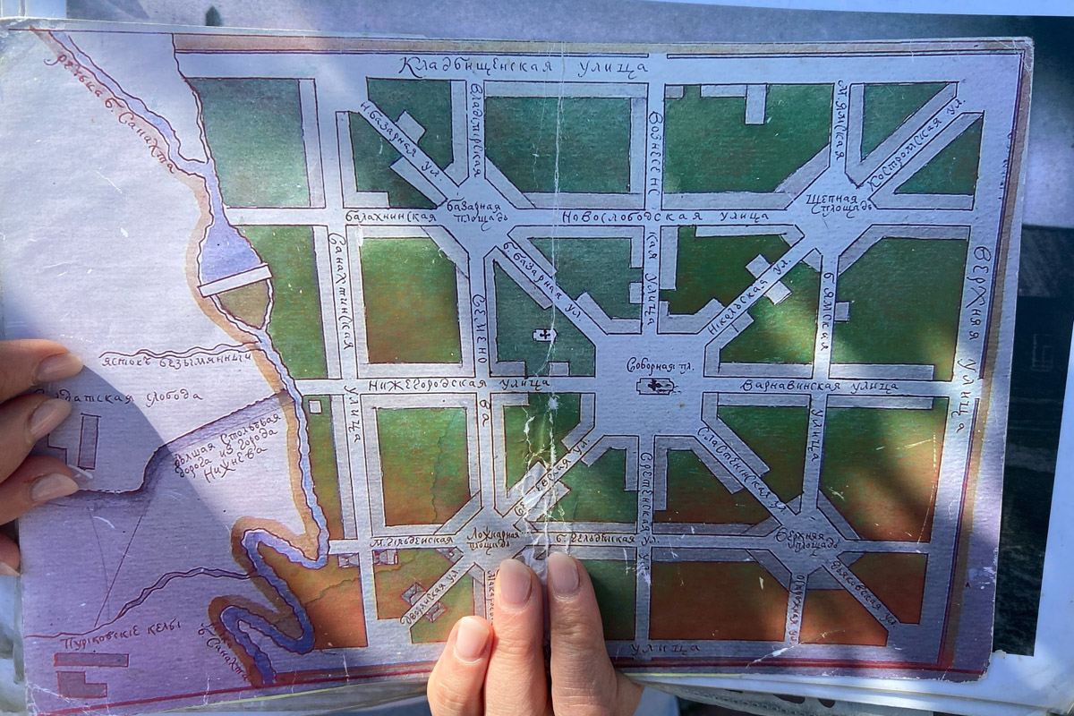 Семенов Нижегородской области     — удивительный русский город с     французской планировкой улиц, затерянный в     заповедных лесах. Он     встречает гостей сказочной хохломой и     дружелюбной матрешкой. Вот уж     действительно край контрастов! С     середины XVII века там скрывались тысячи людей, несогласных с     церковной реформой патриарха Никона. Община староверов сильна и     сегодня. Все самые интересные детали     — в     новом туре выходного дня!