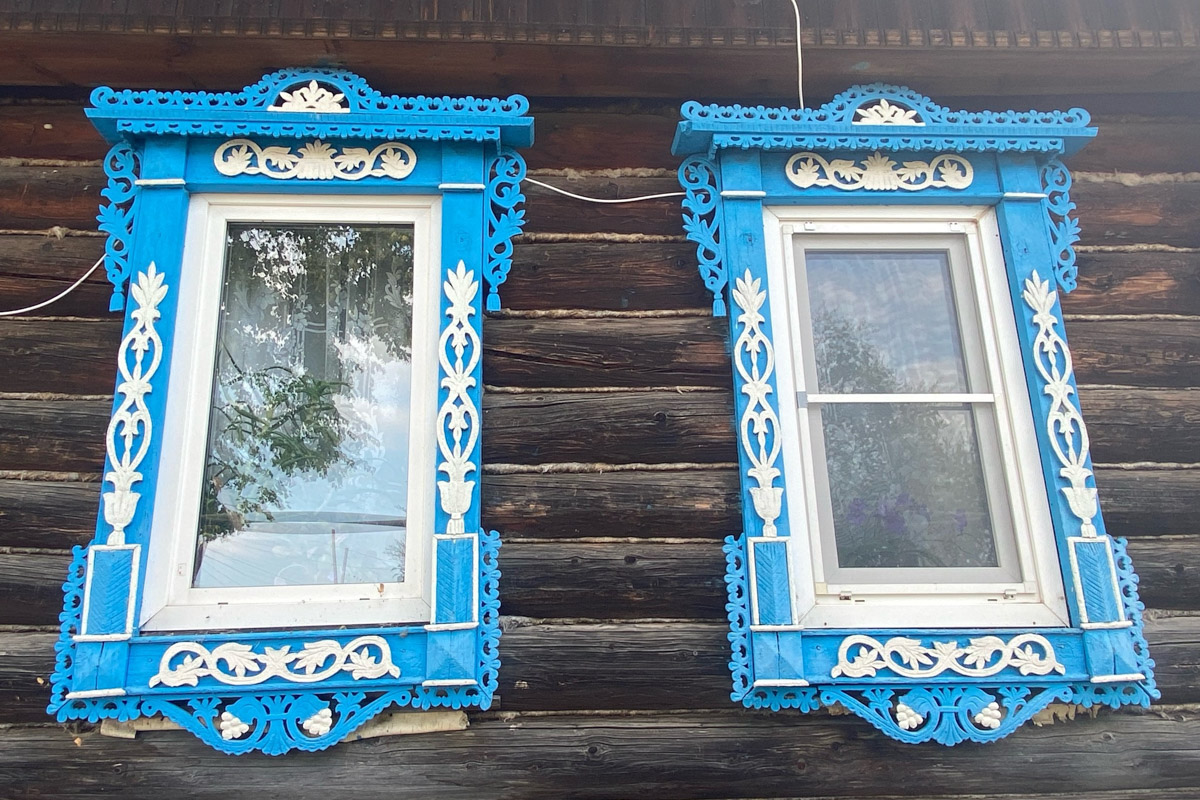 Семенов Нижегородской области     — удивительный русский город с     французской планировкой улиц, затерянный в     заповедных лесах. Он     встречает гостей сказочной хохломой и     дружелюбной матрешкой. Вот уж     действительно край контрастов! С     середины XVII века там скрывались тысячи людей, несогласных с     церковной реформой патриарха Никона. Община староверов сильна и     сегодня. Все самые интересные детали     — в     новом туре выходного дня!