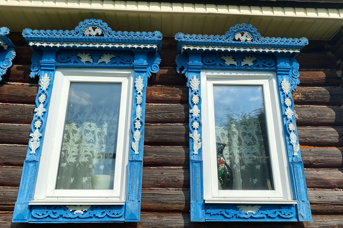 Семенов Нижегородской области     — удивительный русский город с     французской планировкой улиц, затерянный в     заповедных лесах. Он     встречает гостей сказочной хохломой и     дружелюбной матрешкой. Вот уж     действительно край контрастов! С     середины XVII века там скрывались тысячи людей, несогласных с     церковной реформой патриарха Никона. Община староверов сильна и     сегодня. Все самые интересные детали     — в     новом туре выходного дня!