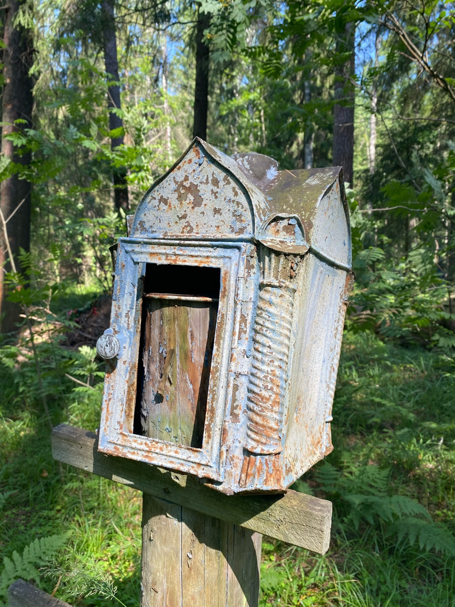 Семенов Нижегородской области     — удивительный русский город с     французской планировкой улиц, затерянный в     заповедных лесах. Он     встречает гостей сказочной хохломой и     дружелюбной матрешкой. Вот уж     действительно край контрастов! С     середины XVII века там скрывались тысячи людей, несогласных с     церковной реформой патриарха Никона. Община староверов сильна и     сегодня. Все самые интересные детали     — в     новом туре выходного дня!