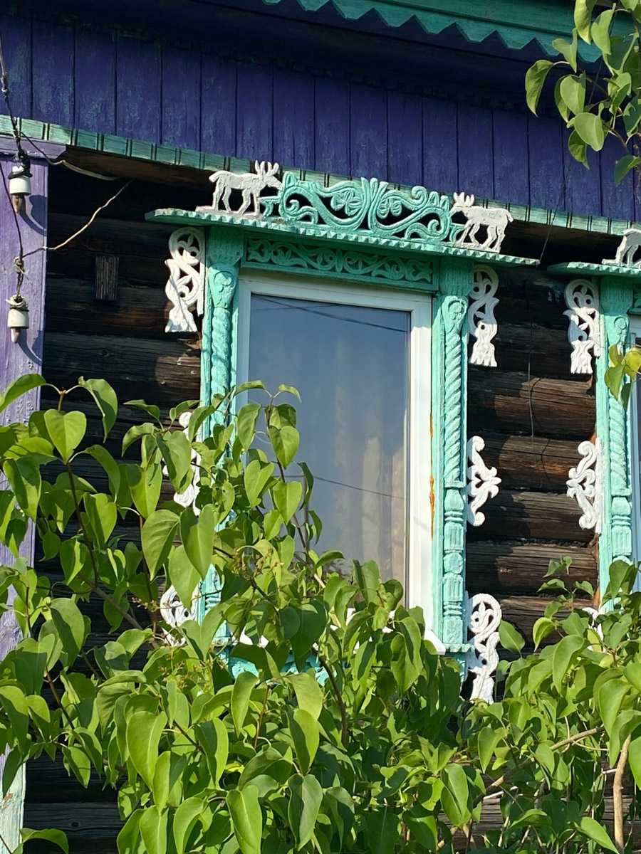 Семенов Нижегородской области     — удивительный русский город с     французской планировкой улиц, затерянный в     заповедных лесах. Он     встречает гостей сказочной хохломой и     дружелюбной матрешкой. Вот уж     действительно край контрастов! С     середины XVII века там скрывались тысячи людей, несогласных с     церковной реформой патриарха Никона. Община староверов сильна и     сегодня. Все самые интересные детали     — в     новом туре выходного дня!