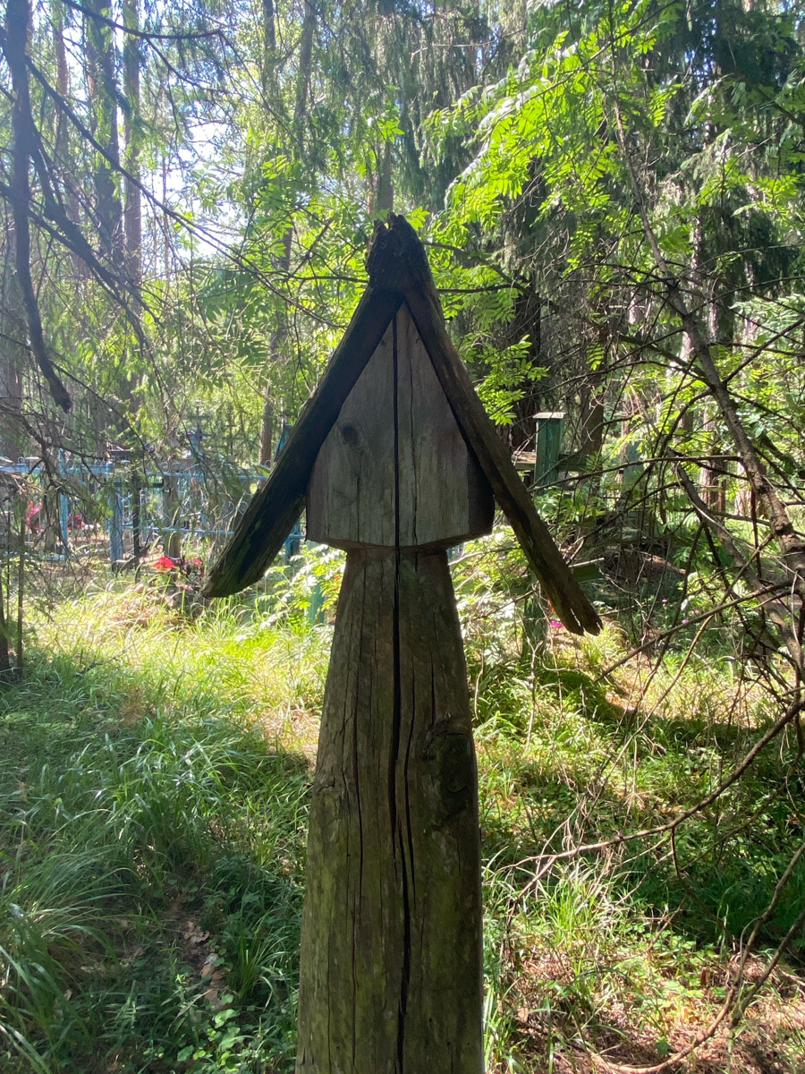 Семенов Нижегородской области     — удивительный русский город с     французской планировкой улиц, затерянный в     заповедных лесах. Он     встречает гостей сказочной хохломой и     дружелюбной матрешкой. Вот уж     действительно край контрастов! С     середины XVII века там скрывались тысячи людей, несогласных с     церковной реформой патриарха Никона. Община староверов сильна и     сегодня. Все самые интересные детали     — в     новом туре выходного дня!